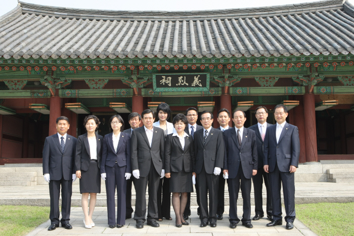 제6대 용산구의회 13명 의원 효창공원 의열사 참배