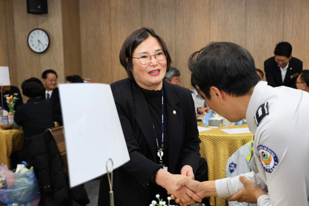 '용산구의회, 2025년 자율방범 연합대 정기총회 및 송년행사 참석' 게시글의 사진(17) '245A5949.JPG'