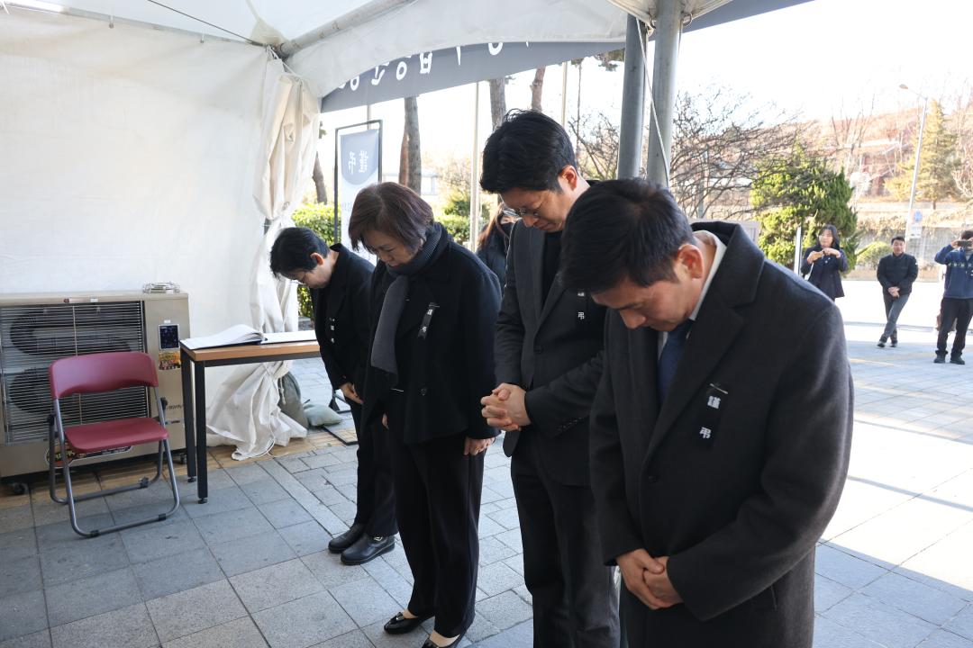 '용산구의회, 제주항공 여객기 사고 희생자 용산구 합동분향소 조문' 게시글의 사진(2) '245A2858.JPG'