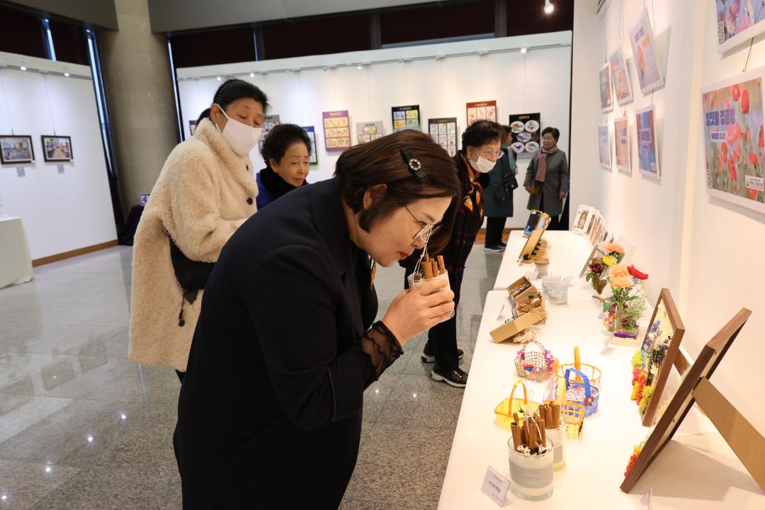 '용산구의회, 청파 노인복지관 작품 전시회 참석' 게시글의 사진(6) '245A6532.JPG'