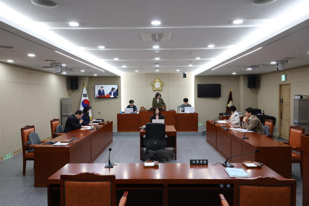 '용산구의회, 제302회 제2차 정례회 운영위원회 행정사무감사 (의회사무국)' 게시글의 사진(1) '245A2745corr.JPG'