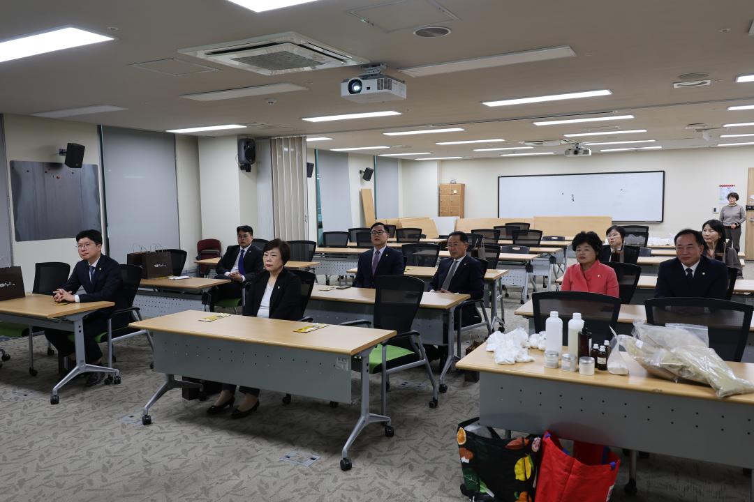 '용산구의회, 탄소중립 사회 실현을 위한 찾아가는 용산구민 환경교육 참석 (친환경 천연 샴푸바 만들기)' 게시글의 사진(2) '245A5576.JPG'