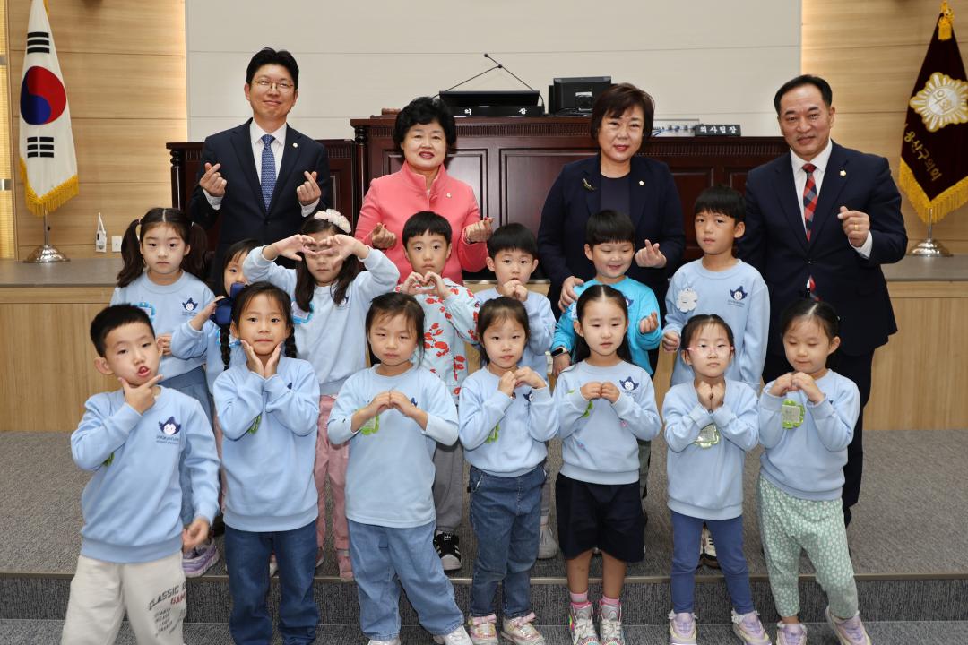 '용산구의회, 숙명여대 직장어린이집 방문견학' 게시글의 사진(2) '숙대 직장어린이집 단체사진 2.jpg'