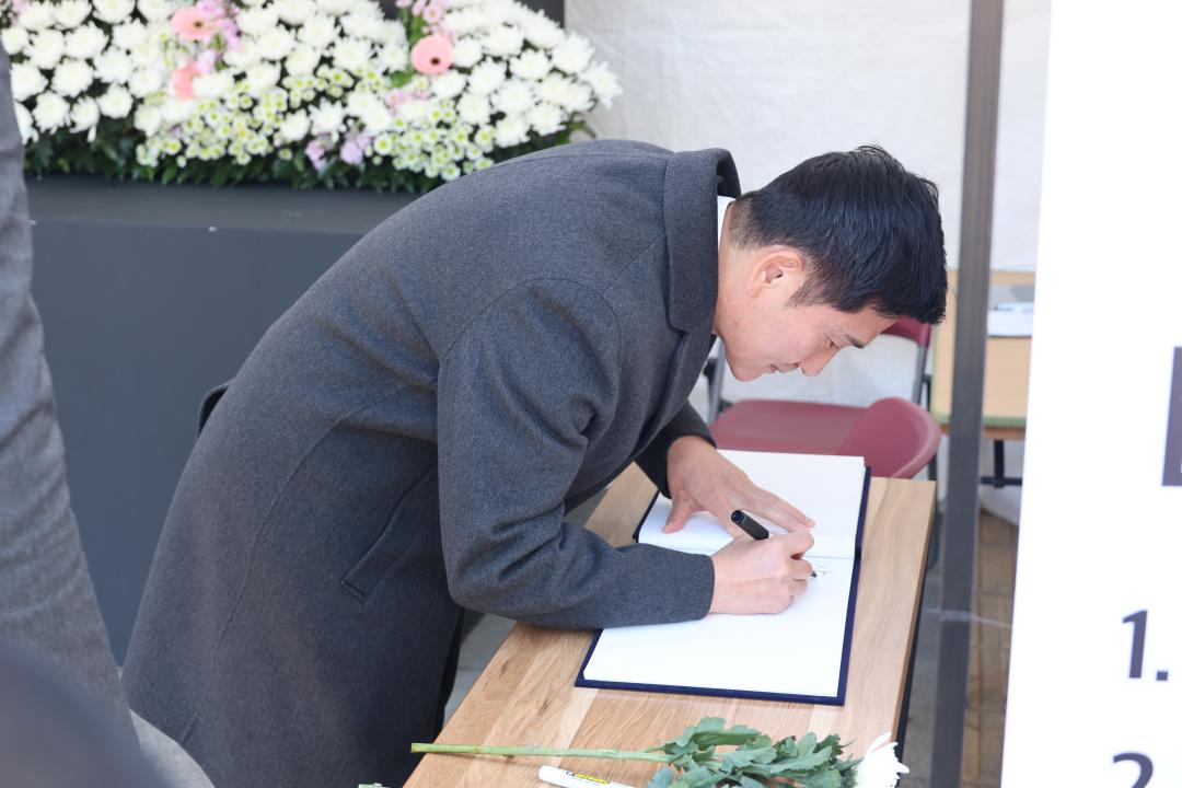 '용산구의회, 제주항공 여객기 사고 희생자 용산구 합동분향소 조문' 게시글의 사진(3) '245A2849.JPG'