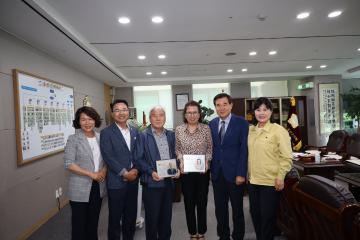 용산구의회 의회사무국 퇴임직원 기념패 수여